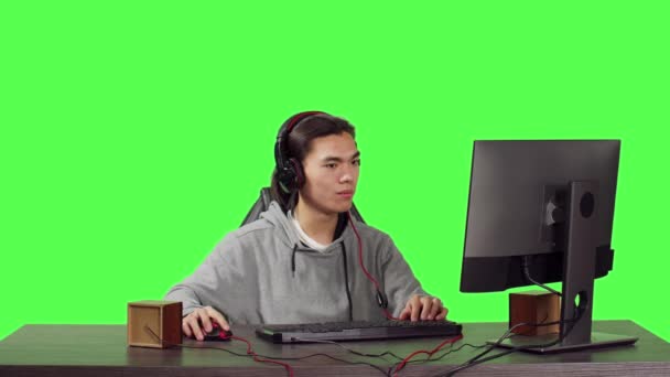 Ázsiai Felnőtt Hogy Munkaállomáson Játszik Online Rpg Videojátékok Barátaival Fiatal — Stock videók