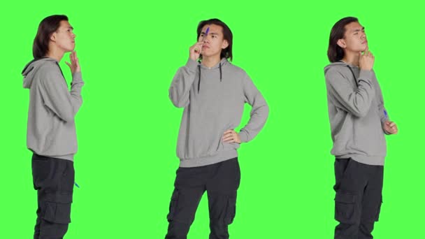 Erkek Düşünürün Kamera Karşısında Kafası Karışmış Gibi Davranması Soru Sormayı — Stok video