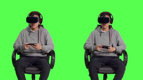 Stüdyoda Asyalı Adam Sanal Gerçeklik Gözlükleriyle Telefon Oyunundan Hoşlanır Kulaklıktaki — Stok video