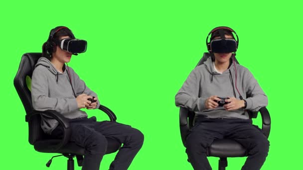 Gamer Kärleksfullt Spel Med Glasögon Och Joystick När Deltar Online — Stockvideo