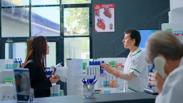 Shopper Chemist Store Asking Pharmacist Medical Expertise While Cashier Talks — Stock Photo, Image