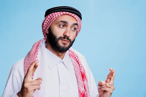 Arabische Man Draagt Traditionele Thobe Hoofddoek Kruising Vingers Voor Geluk — Stockfoto
