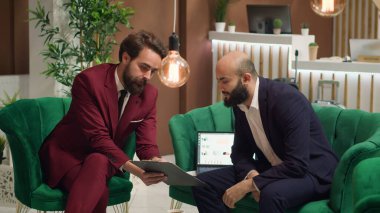 Çeşitli hissedarlar yeni şirket şubelerinin altını çizerek ve planlarını uygulayarak iş faaliyetlerinde bulunuyorlar. Ortaklar farklı kültürel deneyimleri paylaşıyor, profesyonel fikirleri paylaşıyorlar..