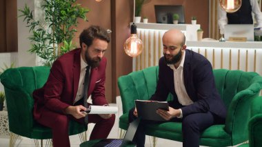 Toplantıda birlikte çalışan meslektaşlar, projeyi geliştirmek için kişisel uzmanlıklarını paylaşıyorlar. Hissedarlar verileri karşılaştırıyor ve gelecek için stratejik fikirler üretiyorlar, iş gezisi konferansı. Üçayak atışı.