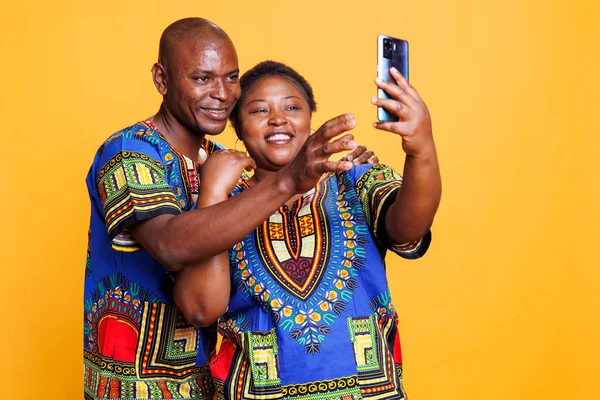 Χαρούμενος Άνδρας Και Γυναίκα Ζευγάρι Κρατώντας Smartphone Κοιτάζοντας Την Μπροστινή — Φωτογραφία Αρχείου