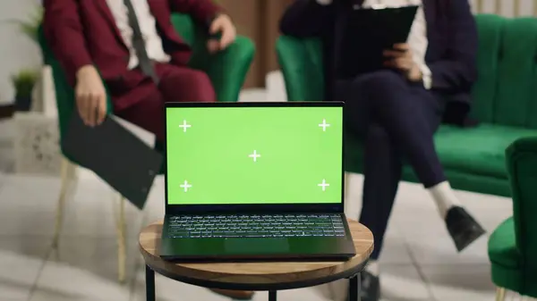 ホテルのラウンジエリアのラップトップの緑のスクリーン表示 国際会議で新しいアイデアを共有するビジネスマン会議 フロントデスク近くに隔離されたコピースペースモックアップテンプレートを実行しているワイヤレスPc — ストック写真
