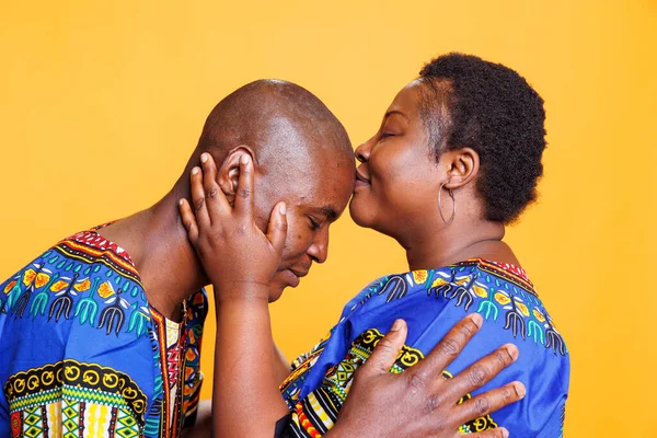 Αφροαμερικανή Που Φιλάει Τον Άντρα Της Στο Μέτωπο Δείχνοντας Αγάπη — Φωτογραφία Αρχείου
