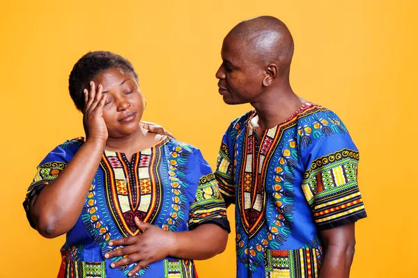 Αφροαμερικανή Γυναίκα Που Έχει Πονοκέφαλο Τρίβει Κεφάλι Και Παίρνει Υποστήριξη — Φωτογραφία Αρχείου