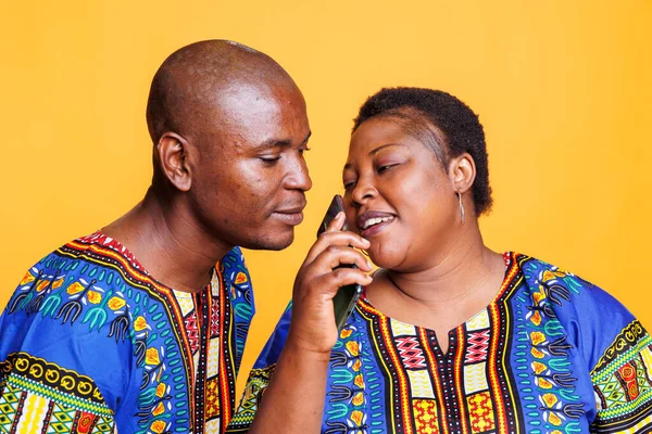 Άνδρας Και Γυναίκα Ζευγάρι Που Χρησιμοποιούν Κινητό Τηλέφωνο Μικρόφωνο Αφροαμερικανοί — Φωτογραφία Αρχείου
