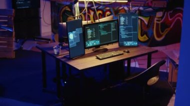 İleri teknoloji bilgisayar sisteminin boş depoda kötü niyetli bir kod çalıştırdığı görüntüler. Boş grafitilerdeki bilgisayar monitörleri, hackerların yasadışı faaliyetler yapmak için kullandıkları yeraltı sığınaklarını boyadı.