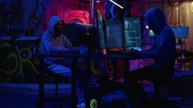Karanlık depodaki hackerlar, kullanıcıları kandırıp hassas bilgileri ifşa etmek için sahte kimlik tekniği kullanıyorlar. Düzenbaz geliştiriciler düşük güvenlik sistemlerinden şifreleri çalıyorlar.