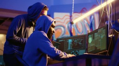 Hacker 'lar uluslararası casusluk için başka bir devlet güvenlik sistemine sızmayı başaramadılar. Gizli ajanlar dijital savaşta sunuculara saldırıyor, güvenlik duvarı tarafından reddediliyor.