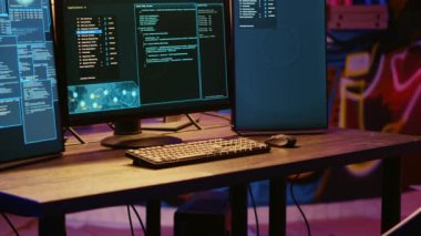 Gizli yeraltı sığınağındaki şifre kırma hatlarıyla bilgisayar ekranlarını kapat. Neon ışıklı bilgisayar monitörleri hackerların polis tarafından yakalanmamak için kullandığı terk edilmiş bir depo.