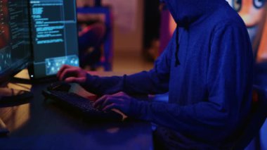 Karanlık sığınaktaki Asyalı bilgisayar korsanı, DDoS saldırısını bastırmak için birden fazla kaynaktan büyük miktarda trafik göndererek web sitesine saldırmaya çalışıyor. Kötü bilgisayar bilimcileri hedef sunucuyu dolduruyor