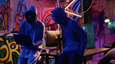 Hacker grubunun yeni üyesi yeraltı sığınağında akıl hocası olarak görev yapan deneyimli kaçak programcıdan rehberlik alıyor. Usta hacker senarist çocuğa kötü amaçlı yazılım geliştirmeyi öğretiyor.