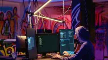 Yeraltı sığınağındaki hackerlar, bilgisayar sistemlerine sızıp değerli verilere ulaşmadan önce güvenlik duvarlarını aşmak için en iyi yaklaşımı bulmadan önce teknik bilgileri tartışıyorlar.