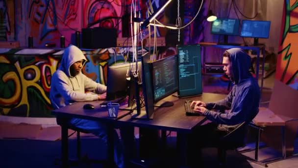 Tecrübeli Hacker Grubu Üyeleri Bilgisiz Kurbanların Bilgisayarlarına Virüs Yerleştiriyor Hassas — Stok video