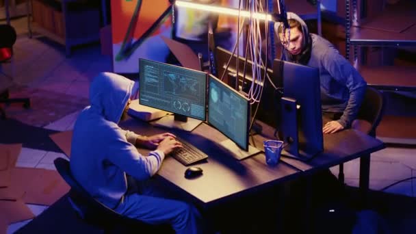 Хакеры Подземном Бункере Работают Вместе Воспользоваться Нарушением Безопасности После Получения — стоковое видео