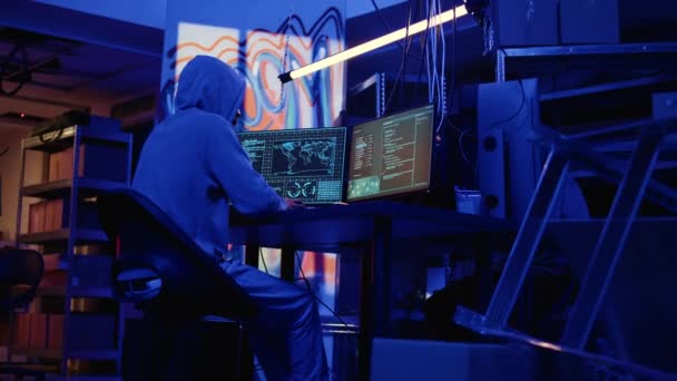 Hacker Zlovolným Úmyslem Prolomit Data Finanční Krádeže Temném Bunkru Kyberkriminální — Stock video