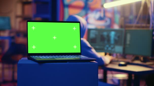 Green Screen Laptop Von Hackern Bahn Versteck Verwendet Zeilen Von — Stockvideo