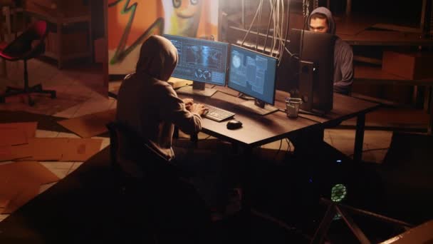 Siber Suçlular Güvenlik Güçlerinin Onları Tutuklamaya Geldiğini Duyduktan Sonra Bilgisayar — Stok video