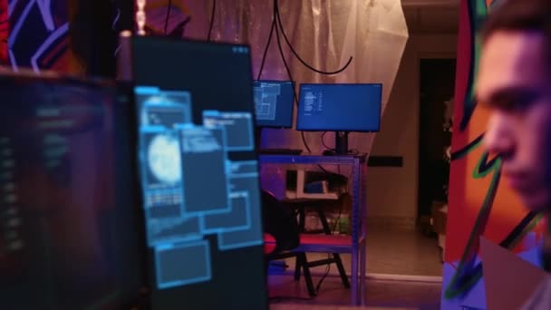 Hackere Hemmelig Base Taler Tekniske Knowhow Detaljer Før Bruger Bugs – Stock-video