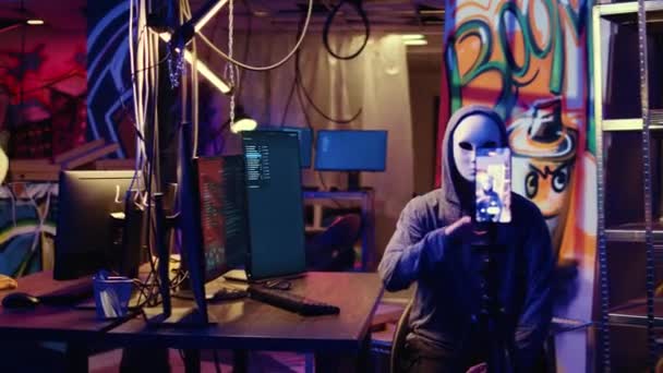 Hakerzy Ukrywający Swoją Tożsamość Filmujący Nagranie Okupu Ukrytej Podziemnej Bazie — Wideo stockowe
