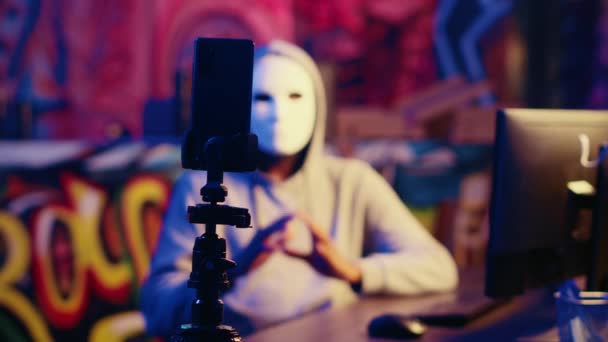 Maskovaný Hacker Vyhrožuje Nepřestane Zaplavovat Servery Zahájí Ddos Útok Webové — Stock video