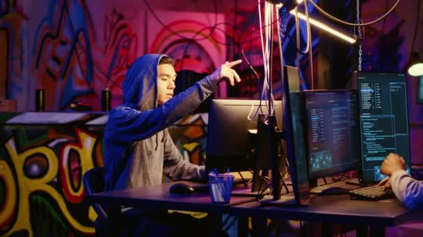 Hacker Csoport Tagja Segítséget Kér Mentorától Földalatti Rejtekhelyen Script Gyerek — Stock videók