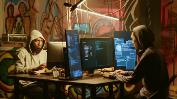 Hackerek Rejtekhelyen Hallják Rendőrségi Szirénákat Miután Ddos Támadást Indítottak Honlapon — Stock videók