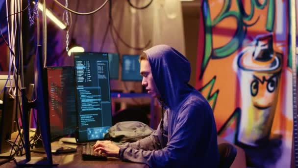 Hackere Høre Politi Sirener Mens Bruger Netværk Sårbarheder Til Udnytte – Stock-video