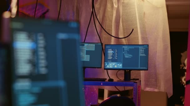 Tøm Forladt Underjordisk Lager Med Linjer Kode Der Kører Computerskærmen – Stock-video
