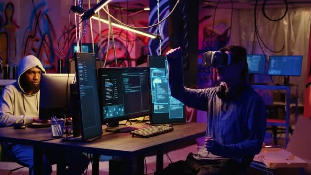 Hacker Met Behulp Van Virtual Reality Bril Technologie Gevoelige Gegevens — Stockvideo