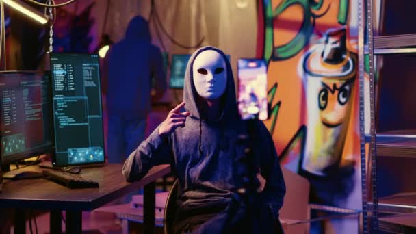 Gizli Yeraltı Üssünde Fidye Videosu Çeken Maskeli Hackerlar Ödeme Talepleri — Stok video