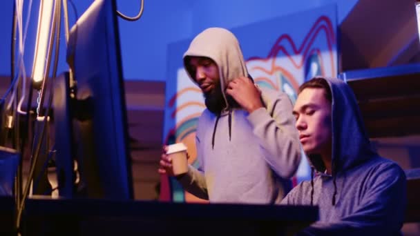 Los Hackers Comienzan Día Con Café Música Los Auriculares Listos — Vídeos de Stock
