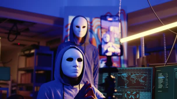 Білі Хакери Роблять Онлайн Активізм Носять Анонімні Маски Знімають Відео — стокове відео