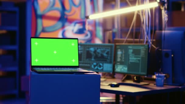 버려진 창고에서 사이버 범죄자들이 사용하는 고립형 스크린 노트북은 라인을 작성하고 — 비디오