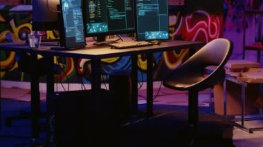 Terk edilmiş bodrumda modern teknoloji. Yaramaz hackerlar tarafından kullanılan duvarlarda grafiti çizimleri var. Kötü niyetli suçluların yasadışı işler yaptığı pis bir yeraltı sığınağı.