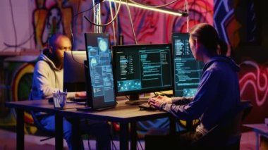 Hackerlar kredi kartı numaralarını çaldıktan ve bankacılık sistemlerini manipüle ettikten sonra gizli duvar yazıları yazarak üssü boyuyorlar. Kötü programcılar Hackleme görevlerini başarıyor, karargahı terk ediyorlar.