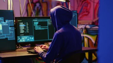Grafiti 'deki hackerlar, güvenlik sistemlerini aşan kötü amaçlı yazılımlar geliştirerek, bilgisayardaki ana kod satırlarını boyadı. Düzenbaz programcı sığınakta bilgisayar kullanıyor, hackleme betiği çalışıyor