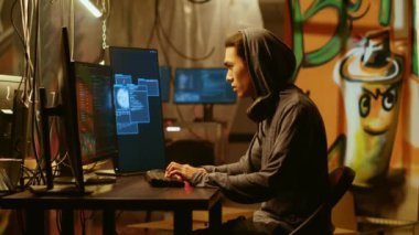 Şirket tarafından gizlice anlaşılmış profesyonel casuslar polis sirenlerini duyduktan sonra saklandıkları yerden kaçıyorlar. Hackerlar polis gözetiminde veri çalmaya çalıştılar.