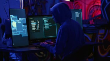 Karanlık odadaki hackerlar savunma sistemlerini aşmak ve bilgisayar sistemlerindeki zayıflıkları sömürmek için kod kullanıyorlar. Bodrumdaki şeytani geliştiriciler şirketlerin güvenlik ağlarını, el kamerası görüntülerini aşıyor.