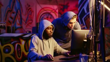 Hackleme grubunun yeni üyesi gizli üste akıl hocası olarak görev yapan bilgili düzenbaz programcıdan rehberlik alıyor. Afrikalı Amerikalı hacker senaristlere bilgisayar hacklemeyi öğretiyor.