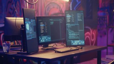 Gizli yeraltı karargahındaki hackleme kodlarıyla bilgisayar ekranlarını kapat. Graffitideki bilgisayar monitörleri, hackerların polis tarafından yakalanmamak için kullandığı terk edilmiş depoyu boyadı.