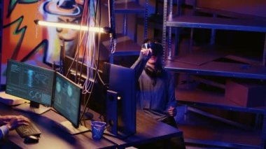 Hacker sanal gerçeklik kulaklığı kullanarak ağ arka kapılarını sömürmek için tasarlanmış kötü amaçlı yazılımı kodluyor, giriş ve şifre korumaları gibi güvenlik önlemlerini geçerek fütürist VR gözlükleri teknolojisini kullanıyor.