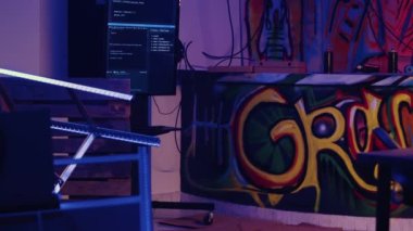 Hackerlar ve gangsterler tarafından toplanma yeri olarak kullanılan gizli yeraltı gettosunun görüntüsü. Bilgisayar ekranları, hackerların güvenlik güçlerince tutuklanmaktan kaçmak için kullandığı boş bir yerde.
