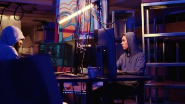 Gizli sığınaktaki bilgisayar korsanı, SSD 'ye DDoS saldırıları başlatabilecek bir betik yüklüyor ve bunu meslektaşlarına göstermekten heyecan duyuyor. Sunucuları çökertebilen program yazdıktan sonra siber suçlu mutlu