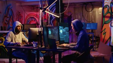 Grafiti 'deki takım çalışanı hackerlar saklanma yeri spreylediler savunmasız bağlantıları hedef aldılar, dijital cihazların güvenliğini geçtikten sonra sevinç patlaması yaşadılar ve değerli hassas verileri çaldılar.
