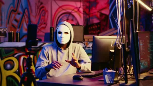 Anonimowy Zamaskowany Haker Filmujący Antyrządową Wiadomość Walczący Propagandą Zakapturzony Krzyżowiec — Wideo stockowe