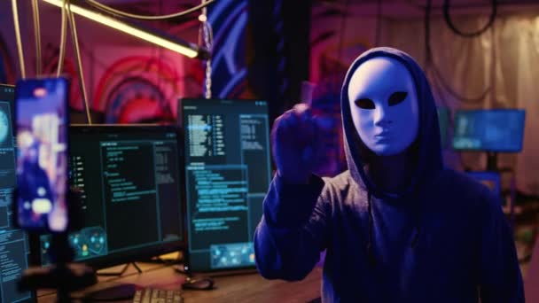 Masked Hacker Film Video Mengancam Untuk Tidak Berhenti Mengkoordinasikan Serangan — Stok Video